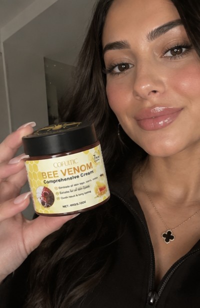 Kund håller upp LiftGlow Bee Venom Cream