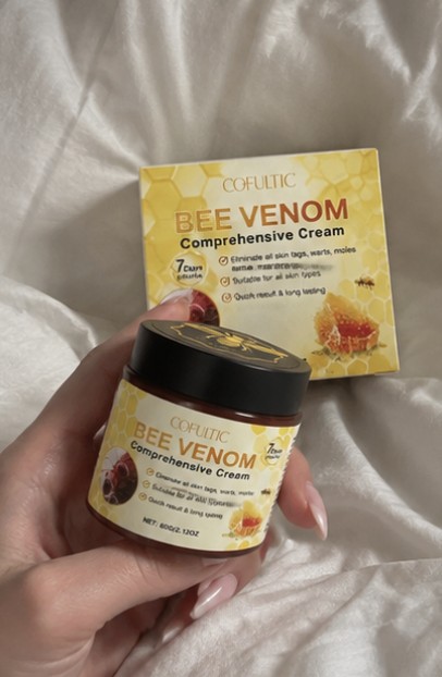 Kund håller upp LiftGlow Bee Venom Cream