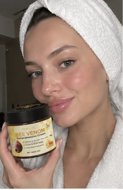 Kund håller upp LiftGlow Bee Venom Cream