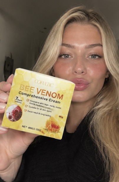 Kund håller upp LiftGlow Bee Venom Cream