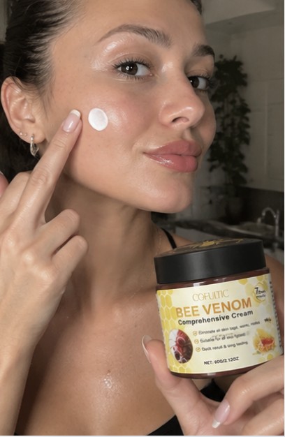 Kund håller upp LiftGlow Bee Venom Cream