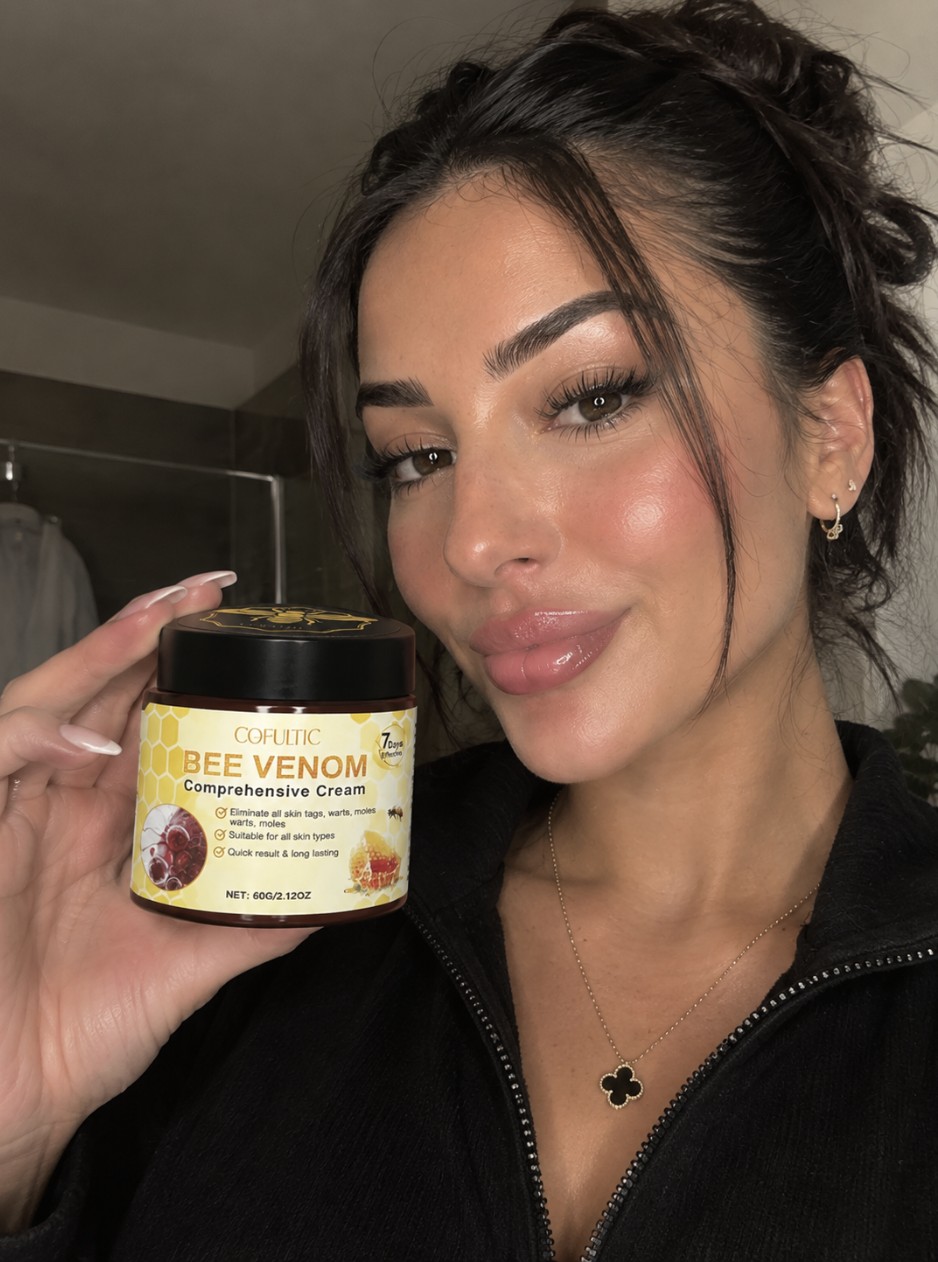 Kund håller upp LiftGlow Bee Venom Cream